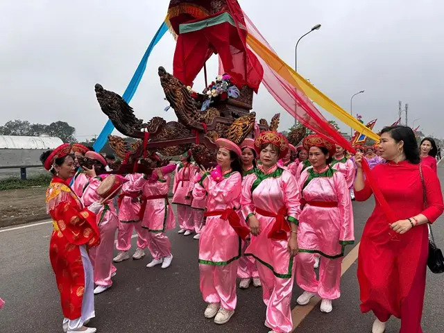 Lễ rước tại Hội làng Hội Phụ