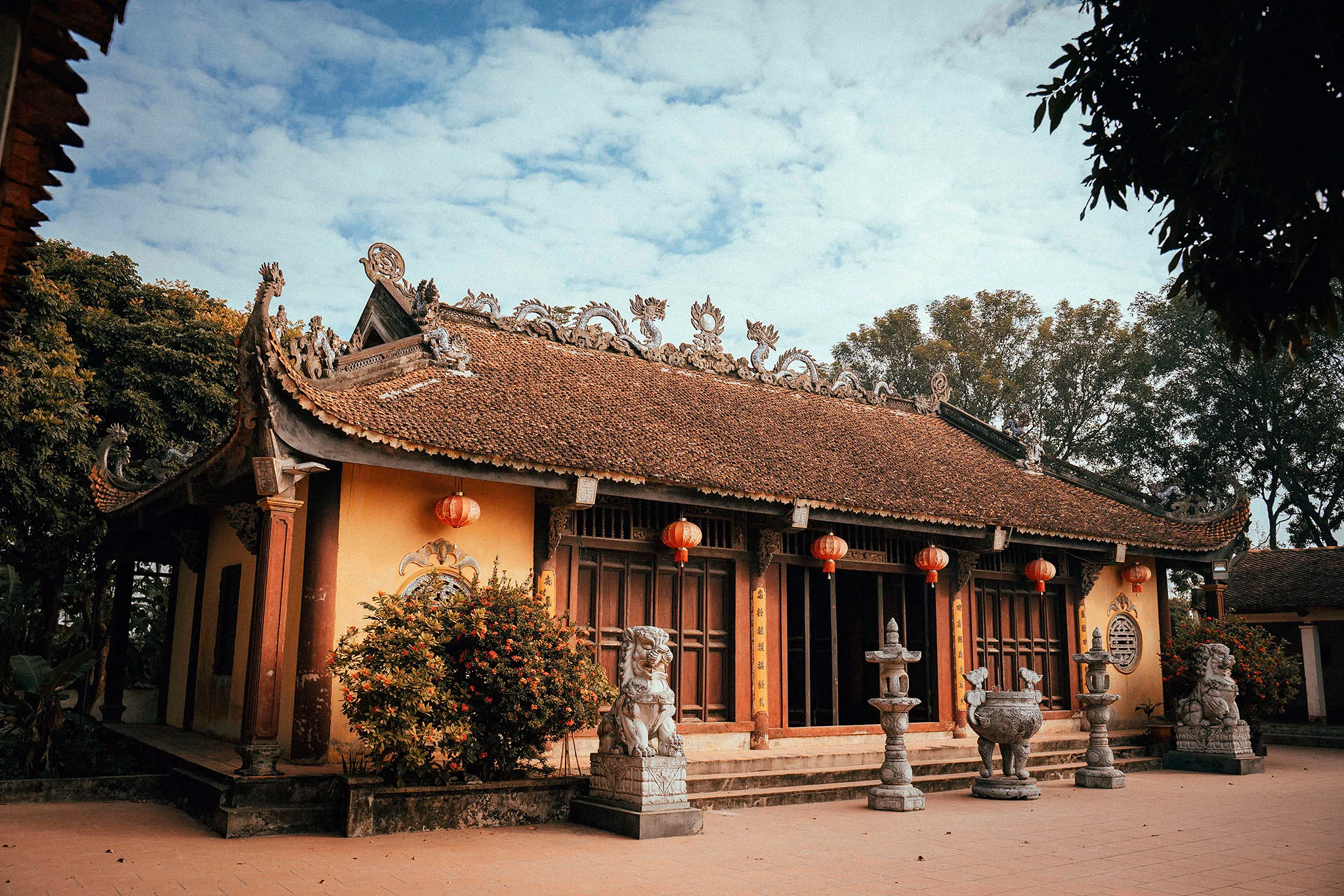 Đình Yên Duyệt nhìn từ bên trái