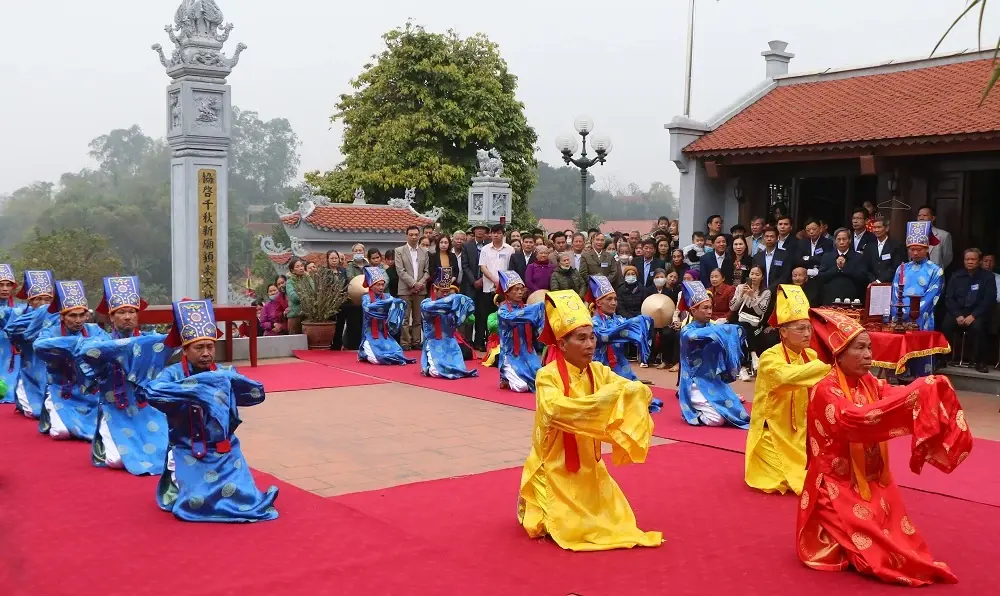 Các cụ cao niên thực hiện nghi lễ tế tại Lễ hội đền Quốc Tế