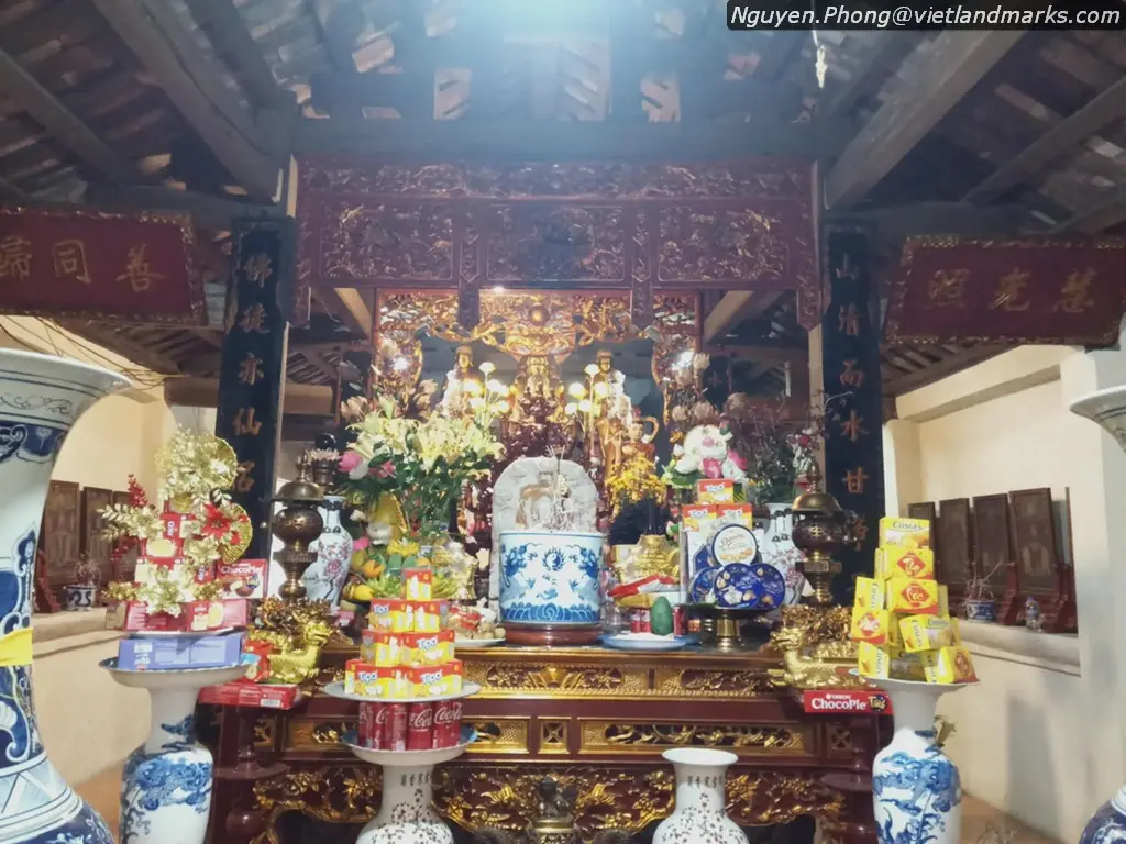 Ban thờ bên trong Chùa Linh Quang
