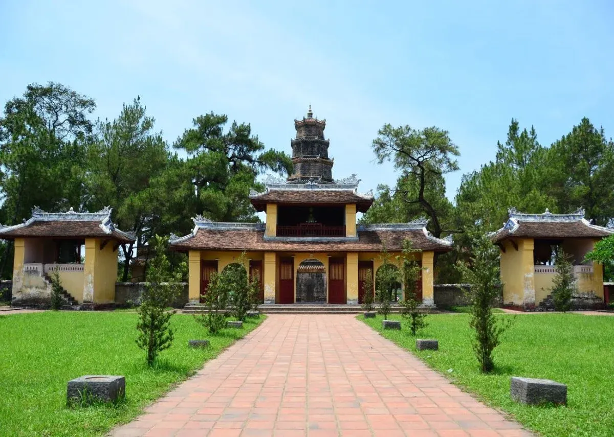 Cổng Tam Quan Chùa Thiên Mụ