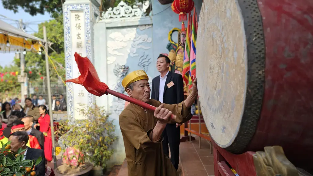 Đánh trống khai hội tại Lễ hội đình Doanh Châu