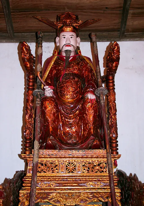 Tượng Trần Hưng Đạo tại Đình Trung Bản