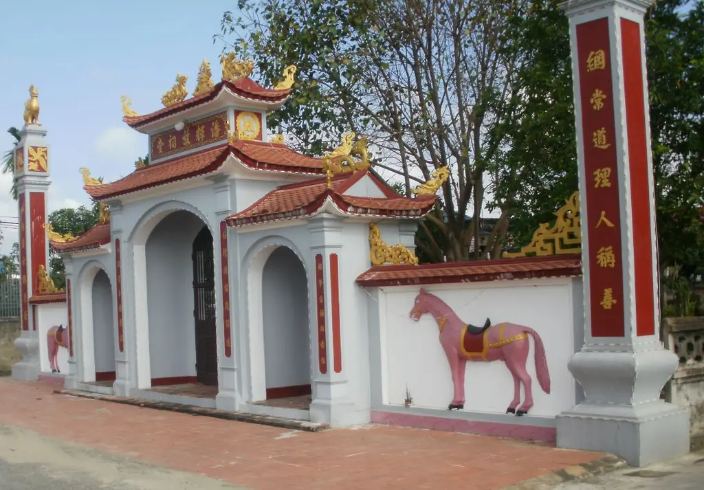 Cổng tam quan di tích Nhà Thờ Họ Phan Huy