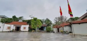 Khuôn viên Đền Cầu Khoai