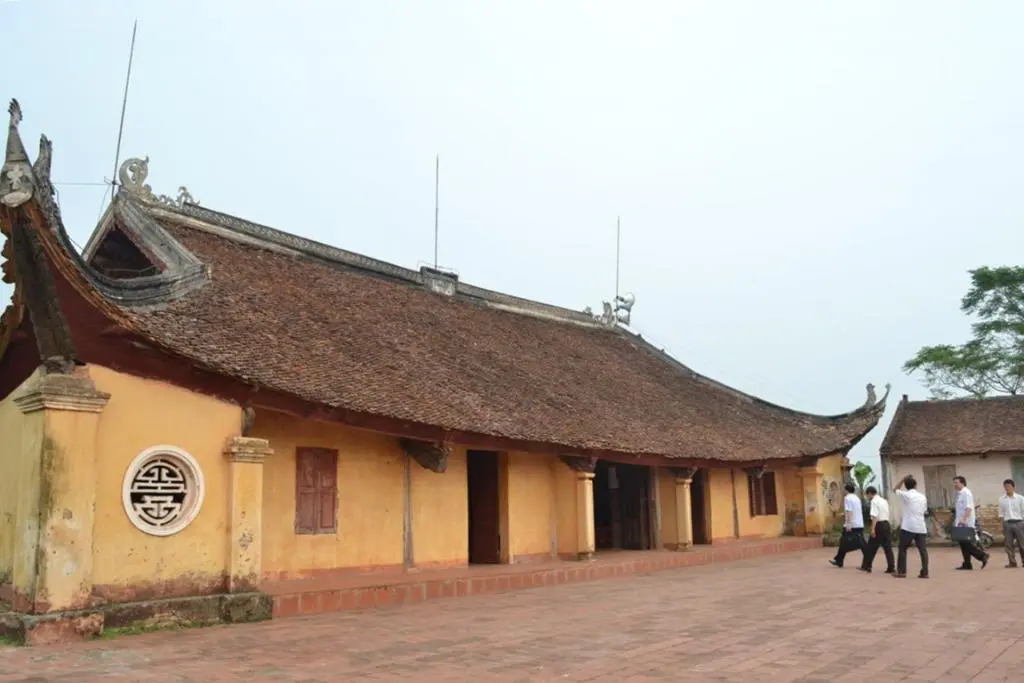 Cảnh quan bên ngoài Đình Nội