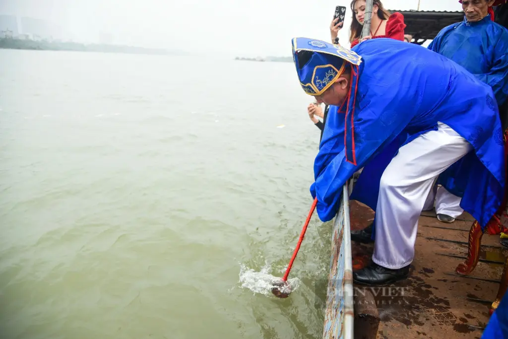 Múc nước bằng gáo đồng vào chum Ngô trong Lễ hội Đình Phú Xá
