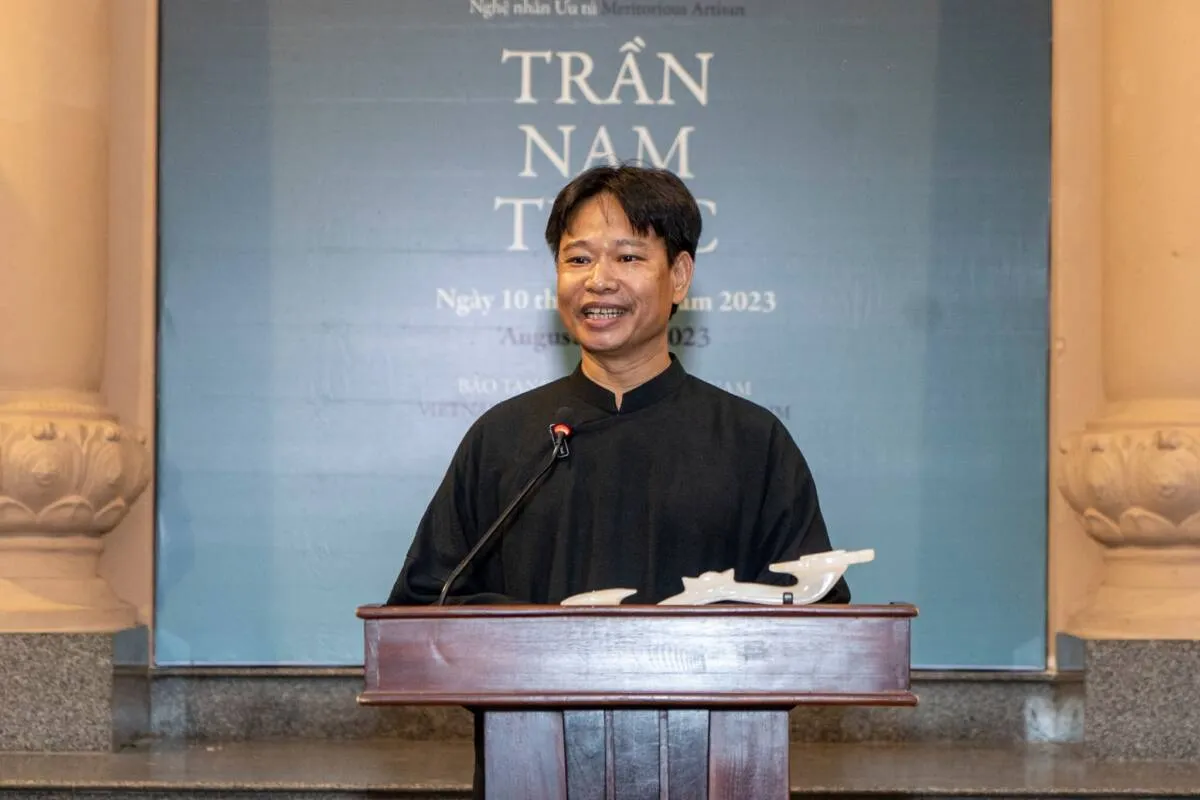 Nghệ nhân Trần Nam Tước phát biểu tại triển lãm cá nhân năm 2023