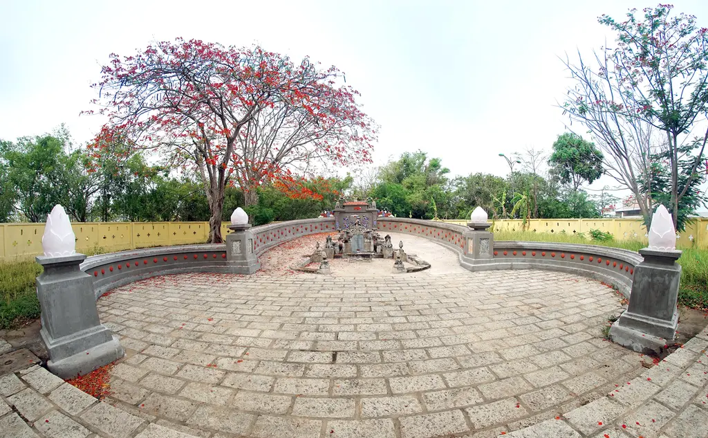 Mộ phần Phạm Đăng Hưng tại Lăng Hoàng Gia