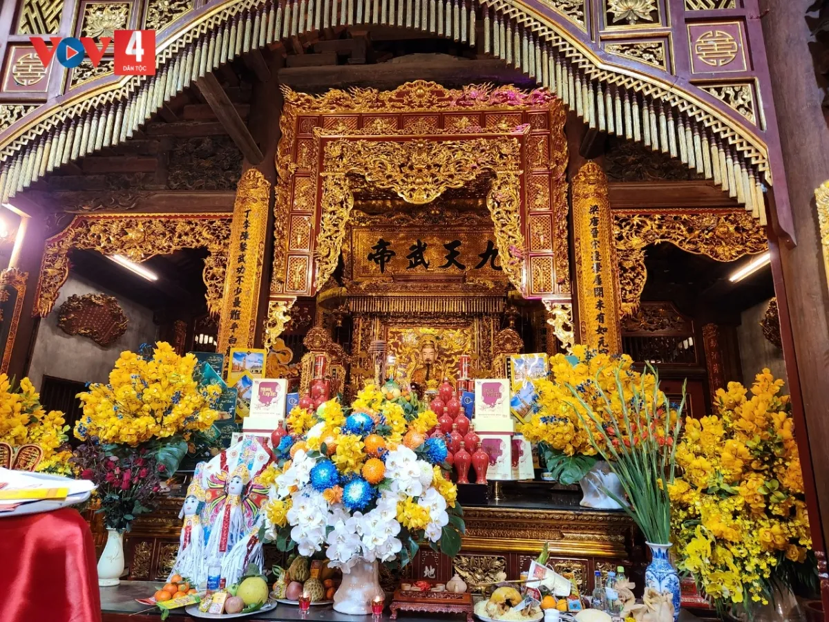 Ban thờ chính tại đền Kiếp Bạc