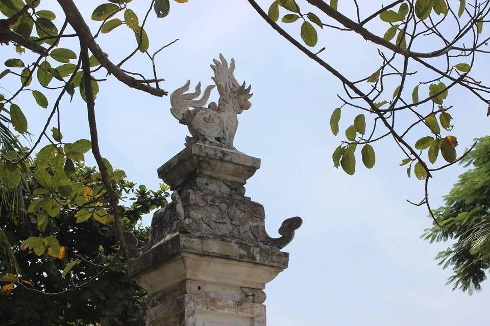 Rồng đá trên trụ biểu tại Đình Hội Thống