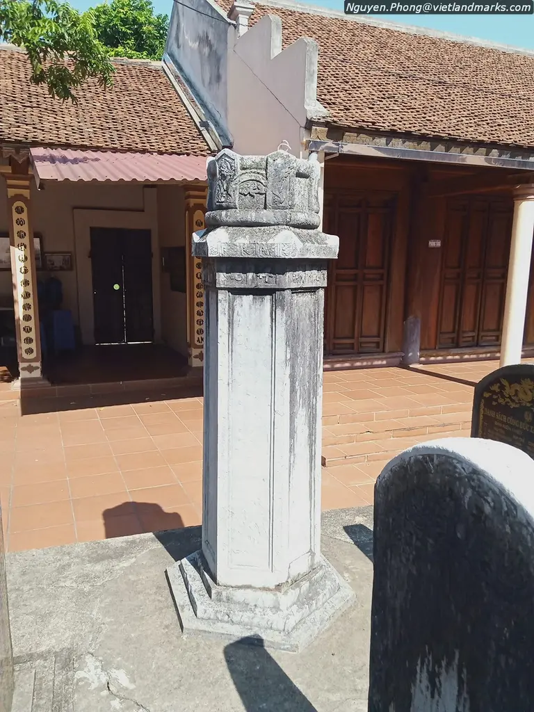 Cột đá tại Chùa Bốn Thôn