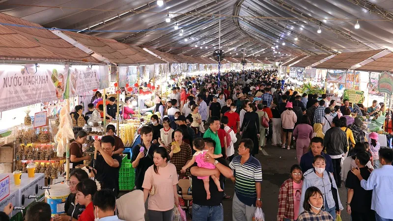 Đông đảo người dân, du khách đến với Lễ hội bánh dân gian Nam Bộ