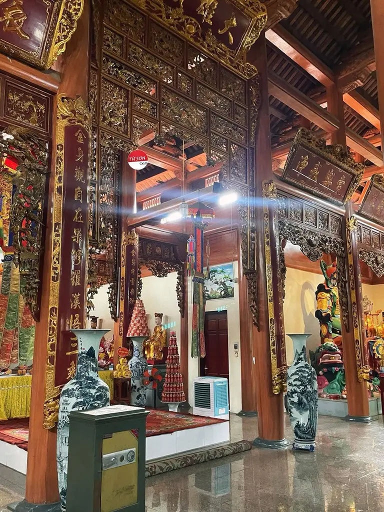 Gian thờ bên trong Chùa Dận