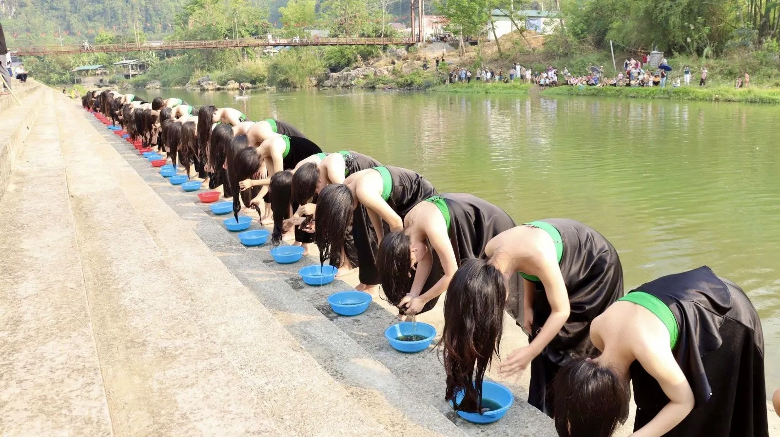 Tái hiện Lễ Áp hô chiêng (gội đầu năm mới) tại Lễ hội Nàng Han