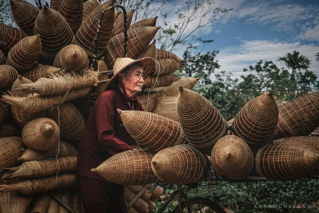 Cụ ông bên chiếc xe đạp trở đó Làng nghề Thủ Sỹ