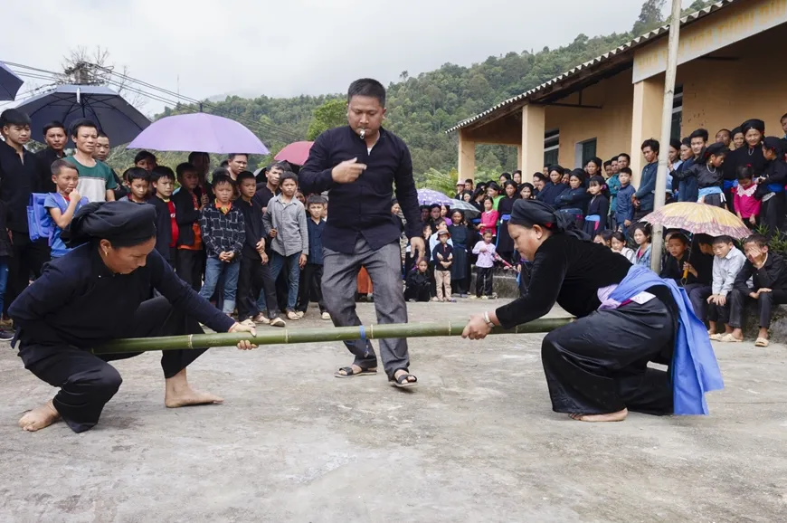 Trò chơi dân gian đẩy gậy tại Lễ Tết Khu cù tê dân tộc La Chí