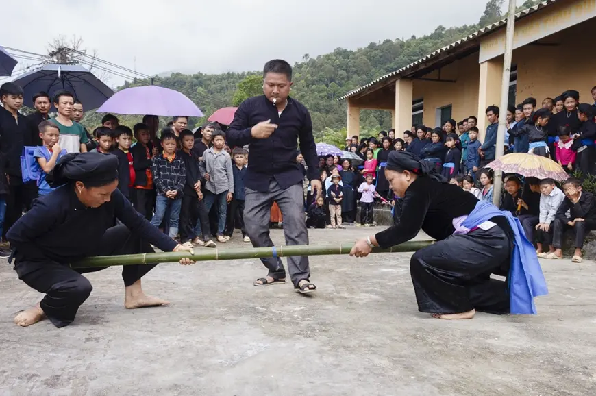 Trò chơi dân gian đẩy gậy tại Lễ Tết Khu cù tê dân tộc La Chí