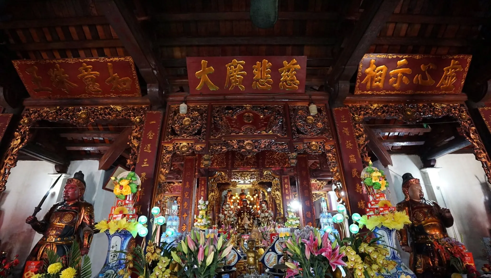 Không gian cảnh quan bên trong Chùa La Cả