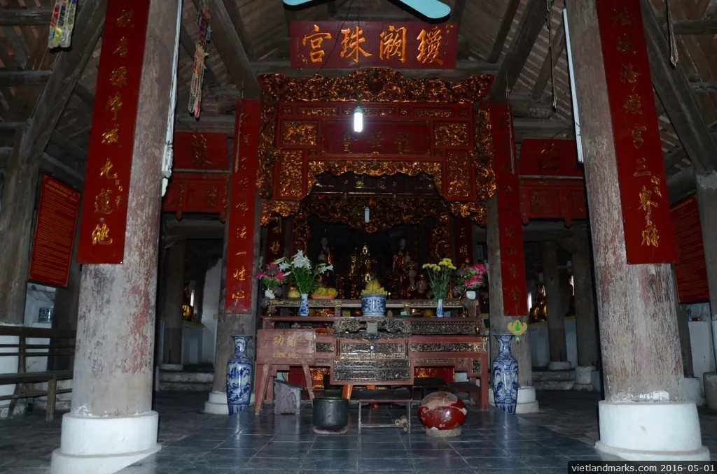 Gian thờ bên trong Chùa Thổ Hà