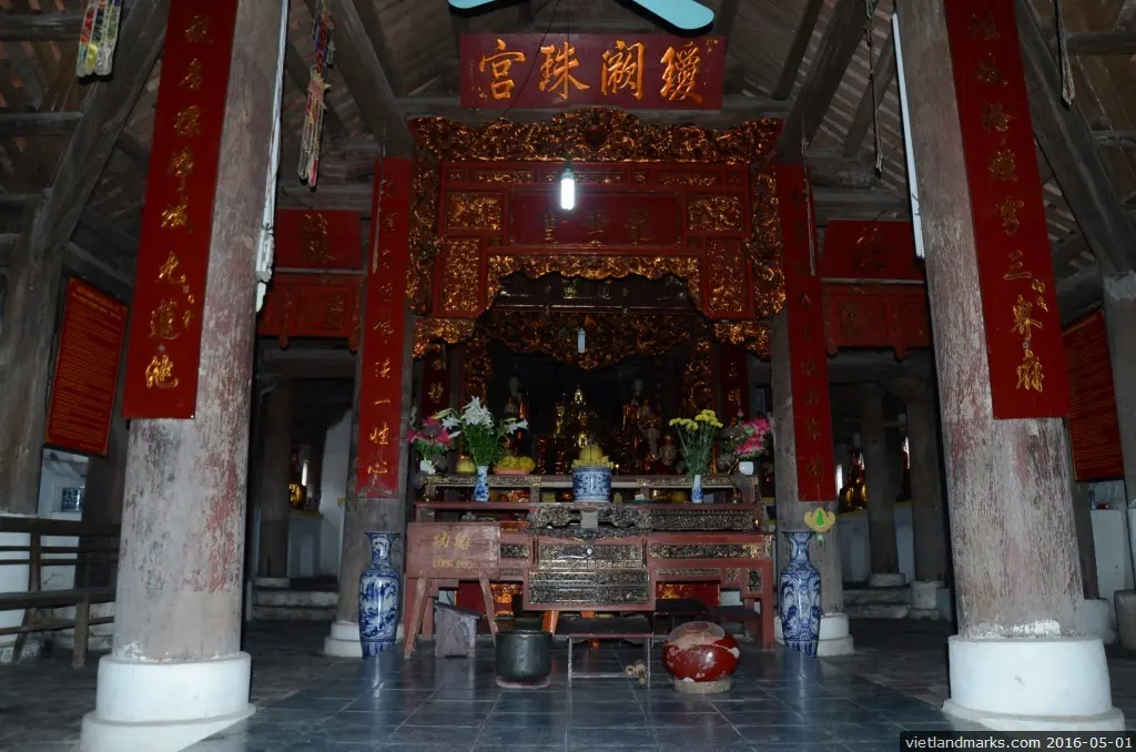 Gian thờ bên trong Chùa Thổ Hà