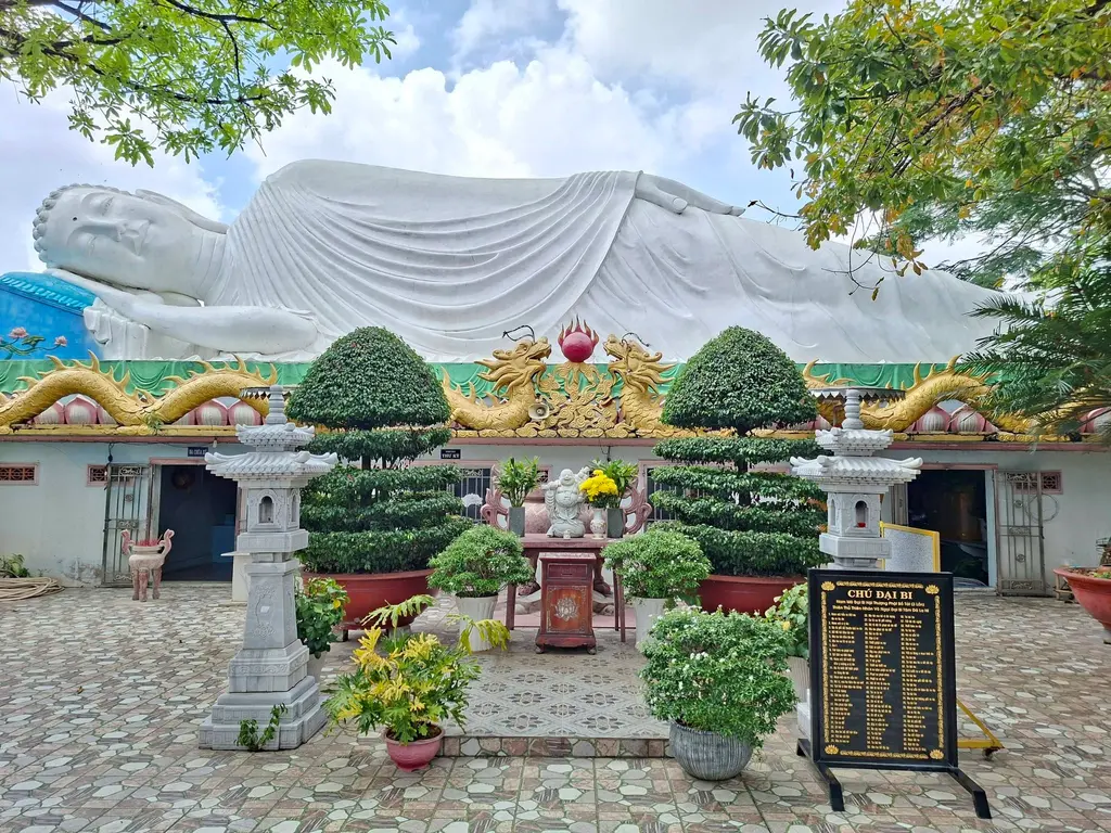 Tượng Phật nằm tại Chùa Đức Hòa