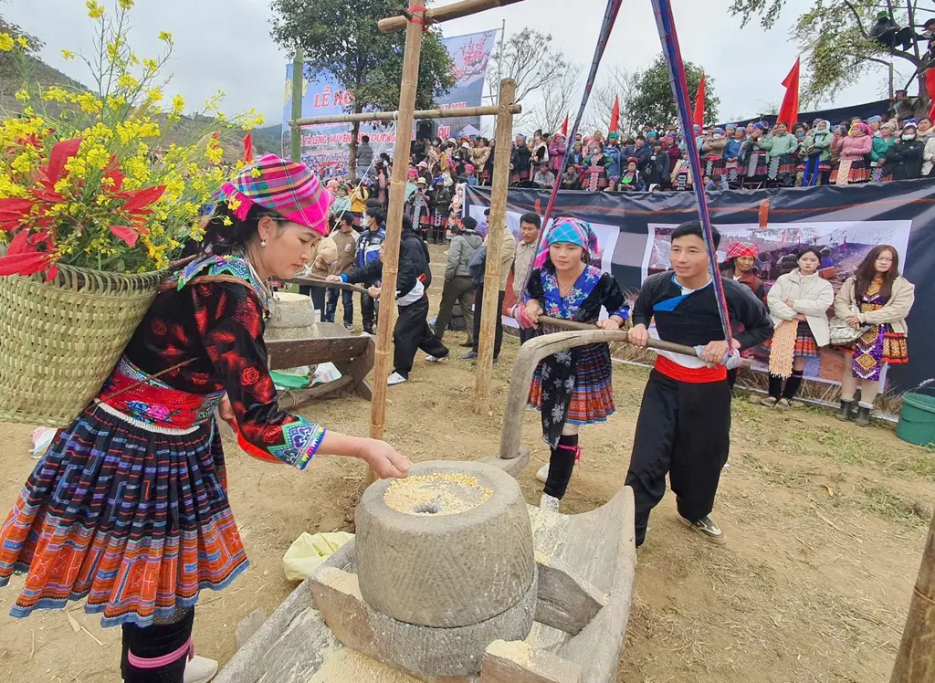 Phần thi xay ngô diễn ra tích cực, khẩn trương tại Lễ hội Gầu Tào dân tộc Mông
