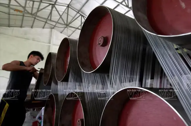 Công đoạn dệt lưới bằng máy