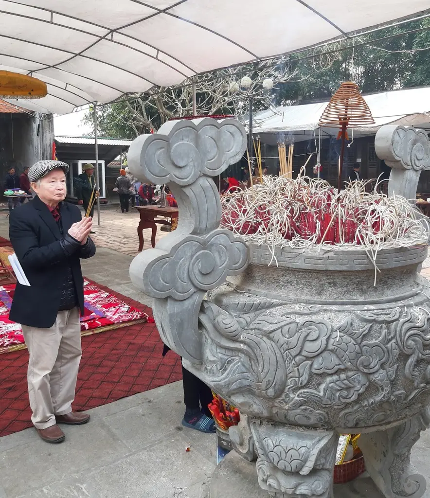 Nhân dân và du khách thập phương thắp hương đền thờ Trần Nguyên Hãn