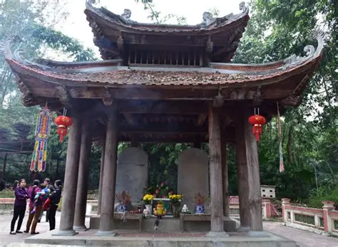 Chiêm bái bia cổ tại Chùa Bảo Ninh Sùng Phúc