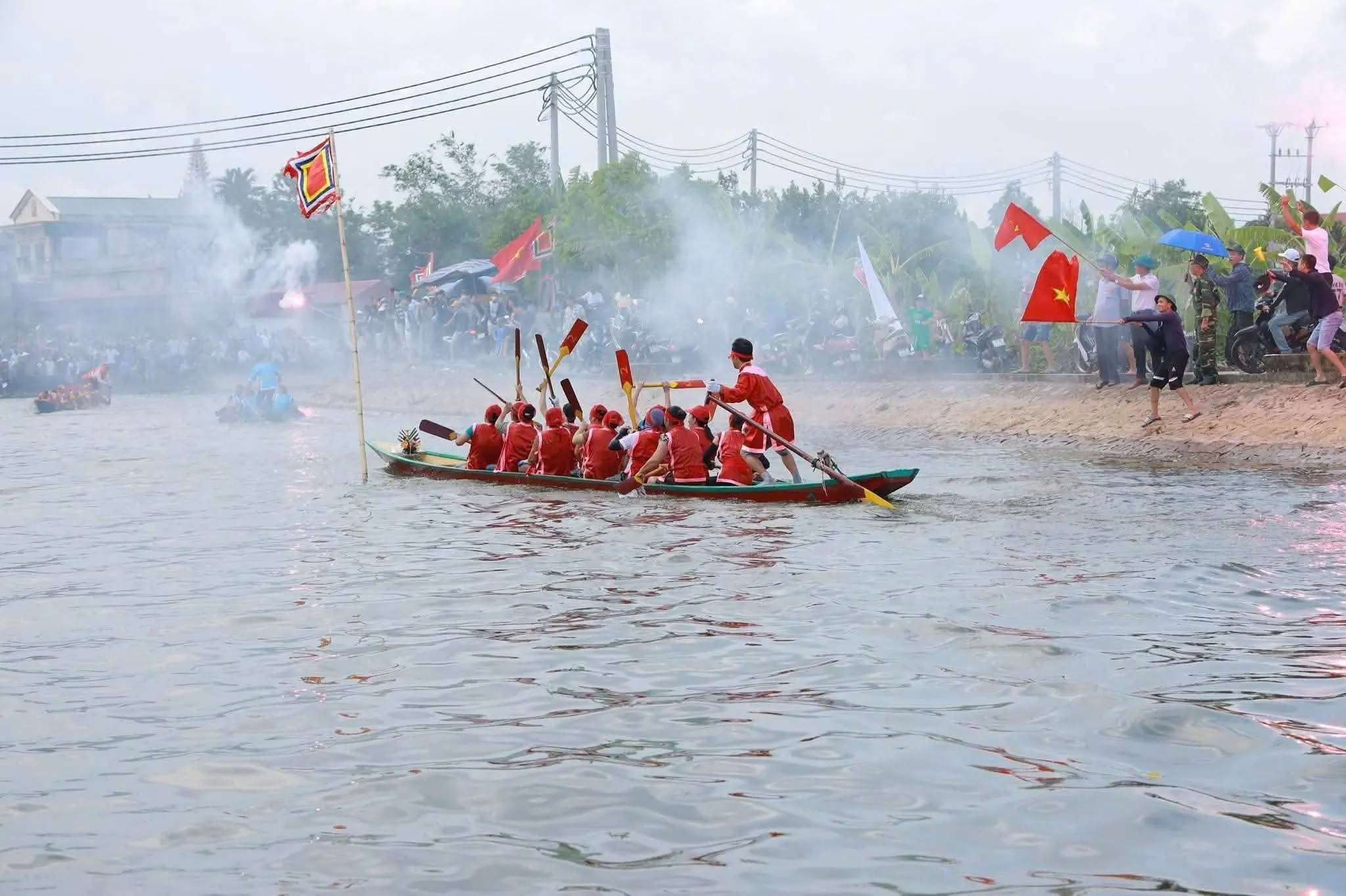 Hội thi bơi chải tại Hội đình Lại Trì