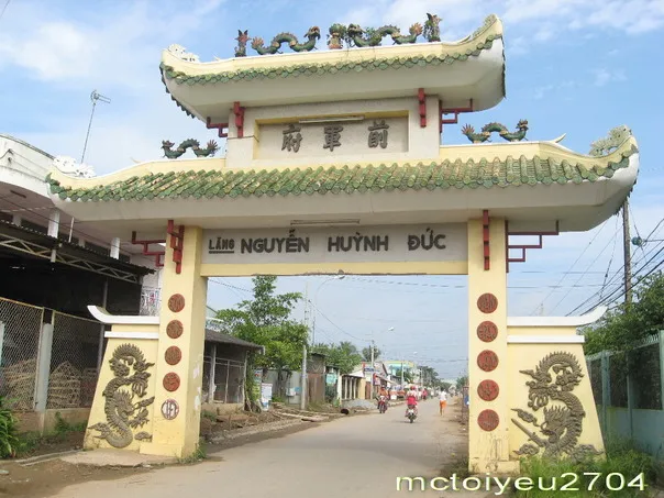 Cổng vào Lăng và Đền thờ Nguyễn Huỳnh Đức