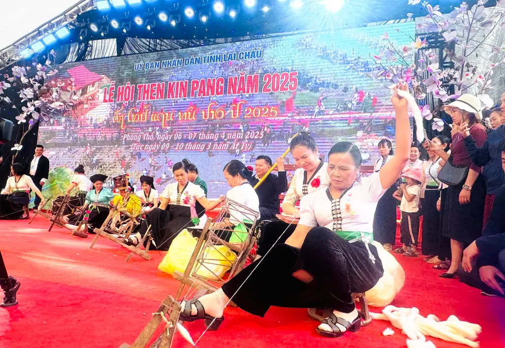 Các đội thi kéo sợi tại Lễ Hội Then Kin Pang