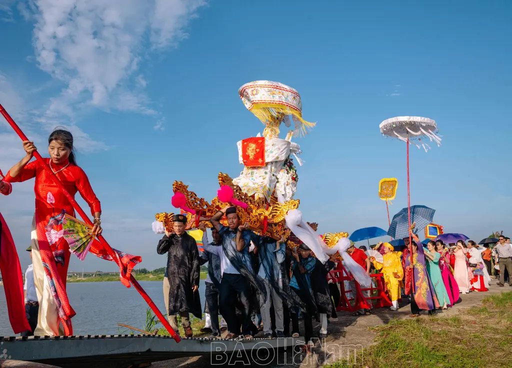 Nghi thức rước nước về đền Lảnh tại Lễ hội đền Lảnh Giang