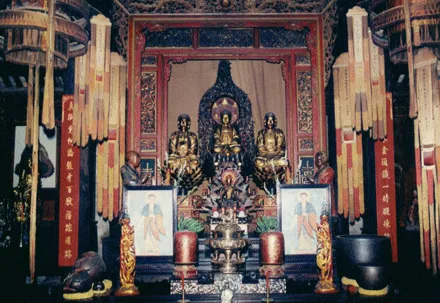 Bên trong Chùa Thập Tháp Di Đà