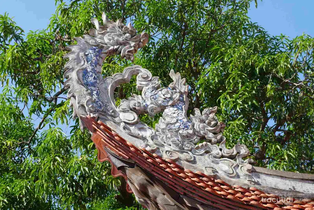 Chi tiết trên mái đao Đình Đầu