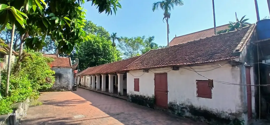 Phía sau đình làng Tốt Động.