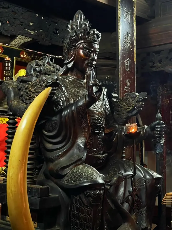 Tượng thờ trong đền Nguyễn Xí