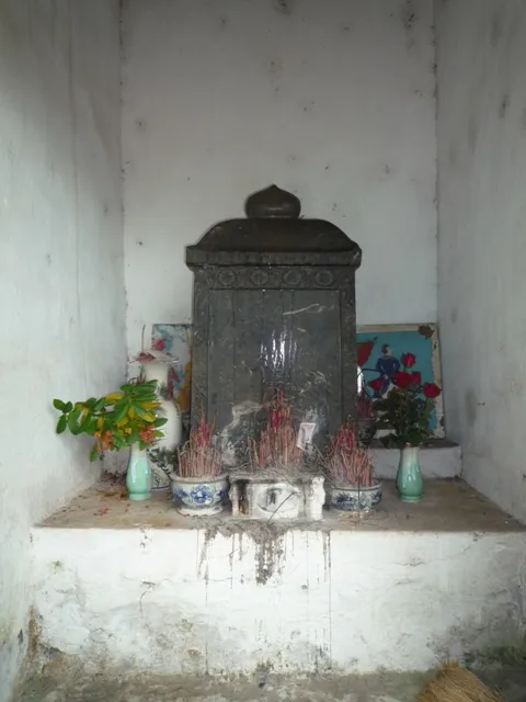 Khám thờ bên trong đình làng Châu Khê