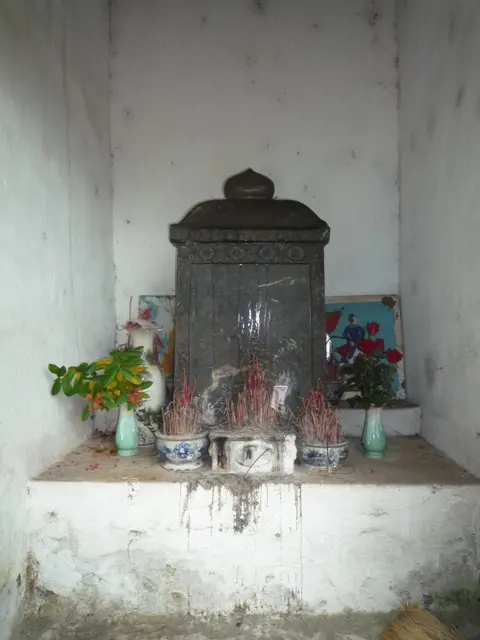 Khám thờ bên trong đình làng Châu Khê