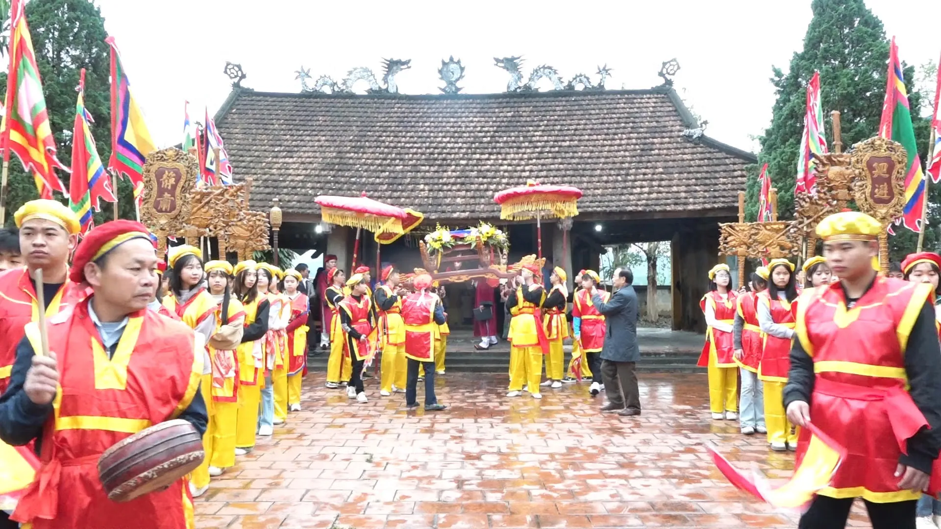 Nghi lễ rước cỗ chay từ Đình Đông về Đền Nghè tại Lễ hội đền Nghè, đình Đông