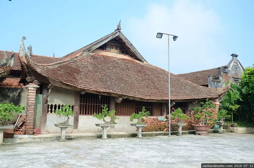 Khuôn viên Đình Bạch Trữ