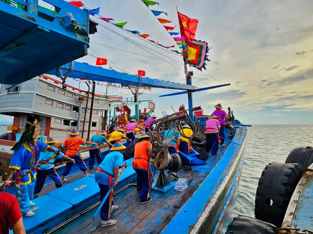 Một nghi thức Nghinh Ông trên biền của lễ hội Nghinh Ông đình Thắng Tam