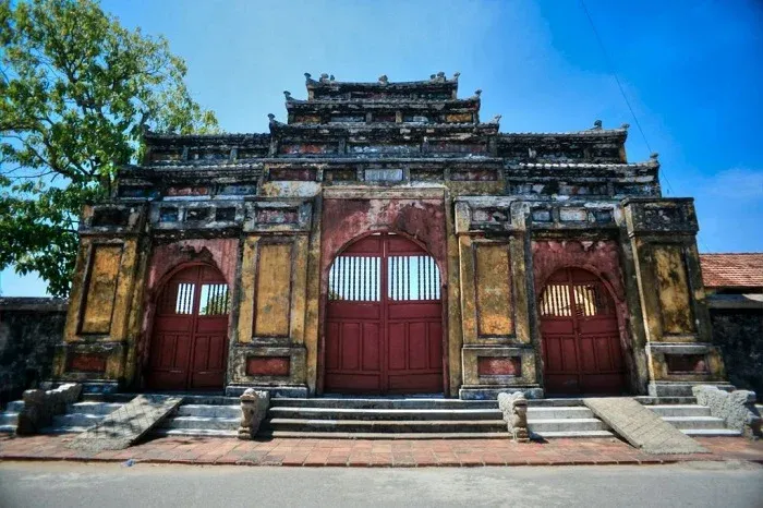 Tam quan Trai cung thuộc khuôn viên Đàn Nam Giao triều Nguyễn