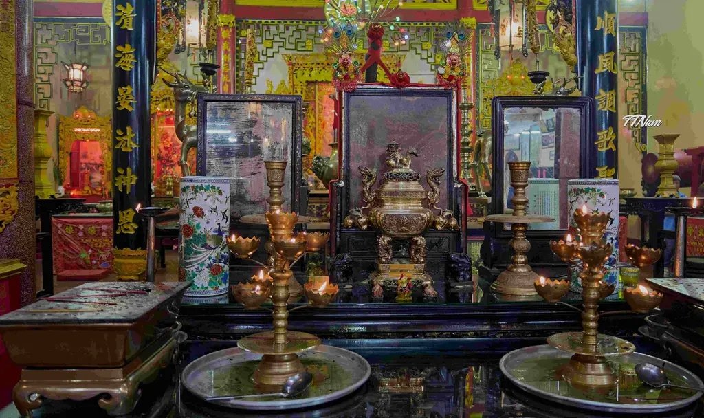 Ban thờ bên trong Hội Quán Quỳnh Phủ