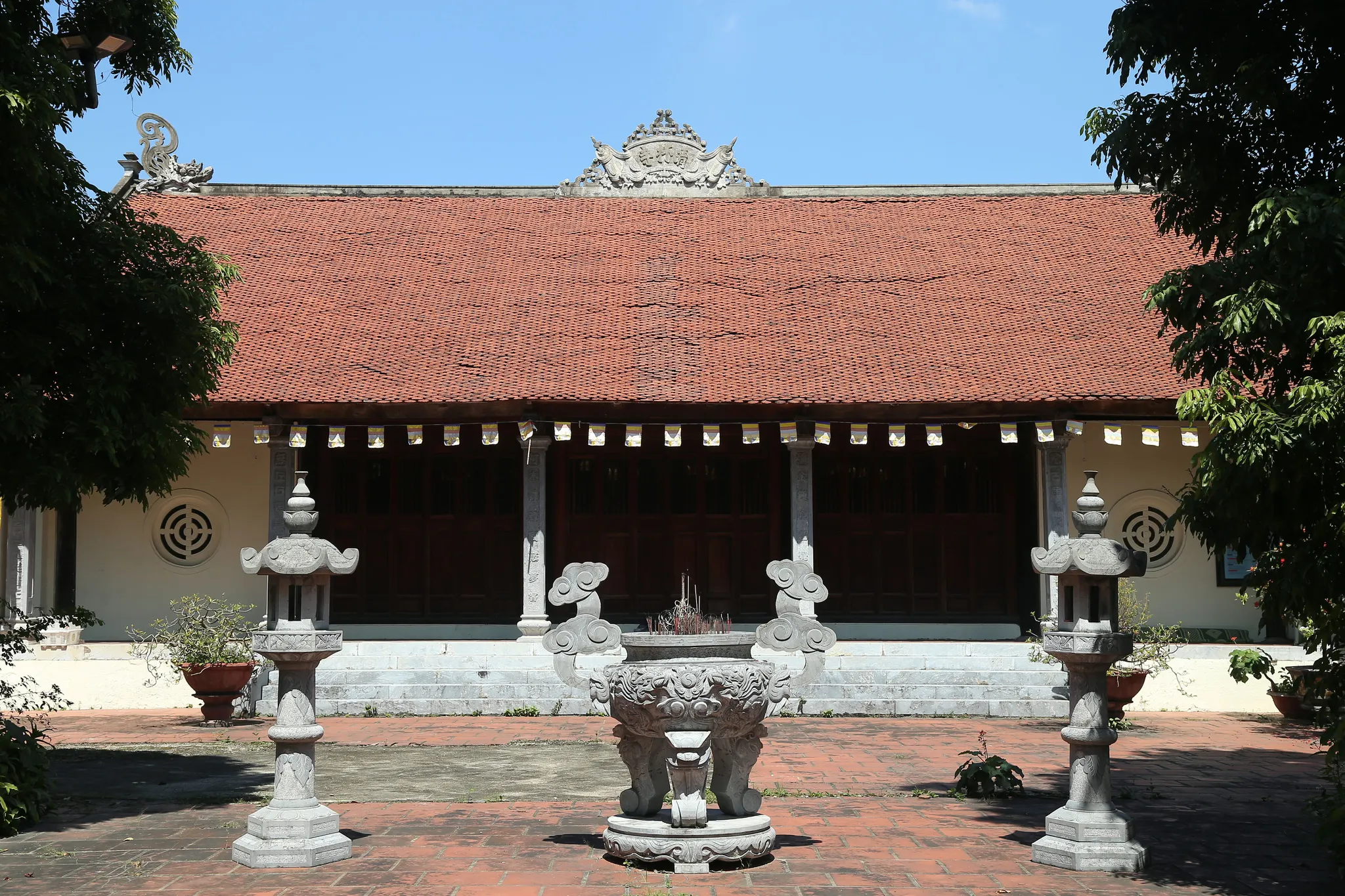 Đề danh tên trên nóc mái chùa Thanh Lâm