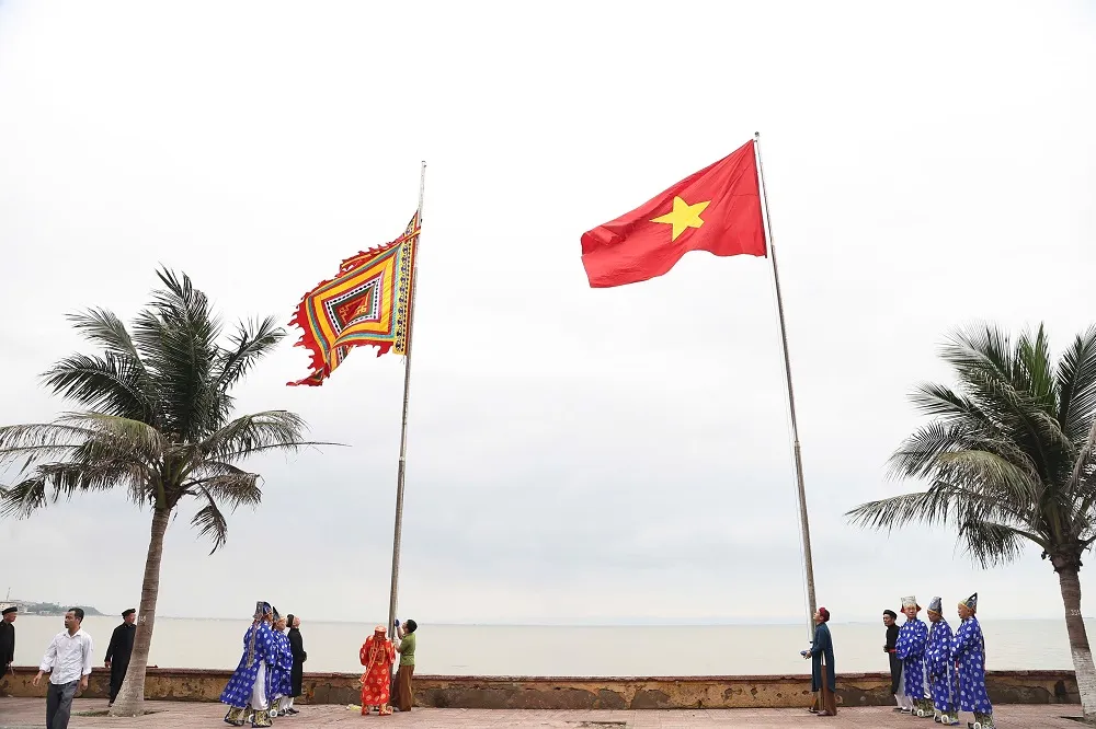 Nghi thức Thượng cờ khai hội tại Lễ hội cầu cơ