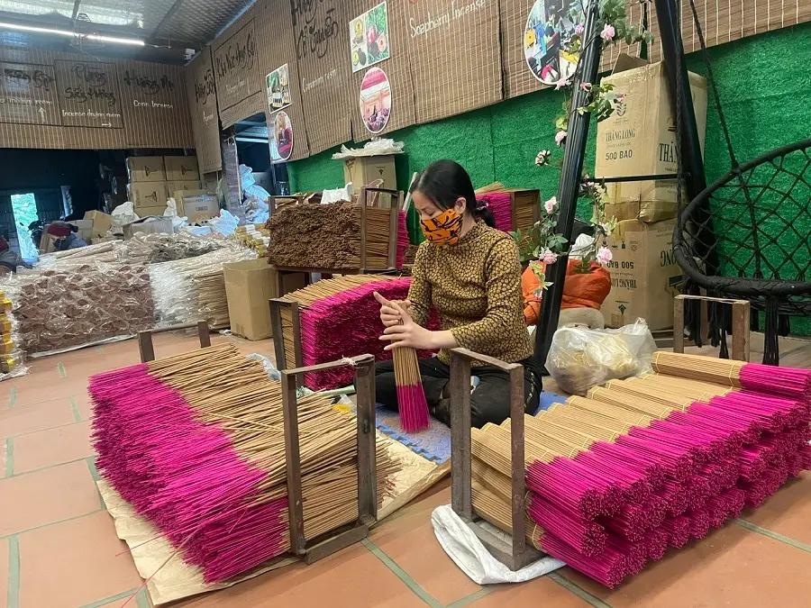 Các công đoạn làm hương tại Làng tăm hương Quảng Phú Cầu
