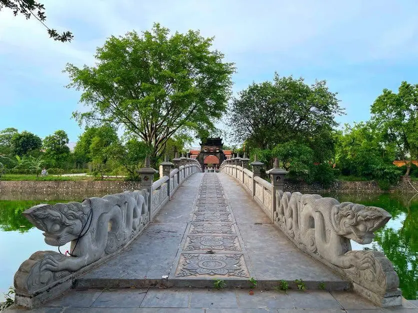 Cây cầu đá trước cổng chùa Ông (Bản Tịch tự)