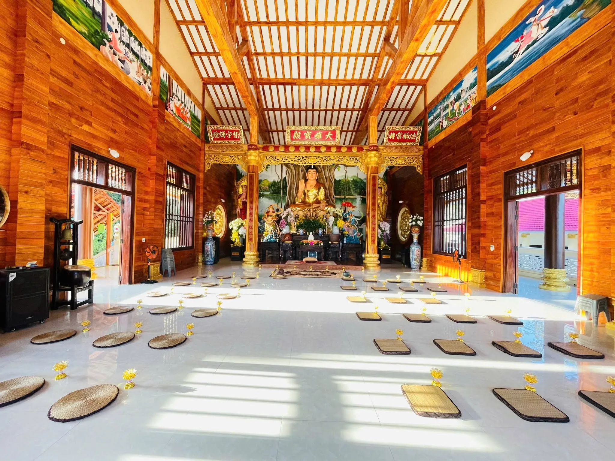 Không gian bên trong Chùa Từ Quang
